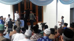 Resmikan Kantor Yayasan, Teringat Pesan Pendiri Al-Huda H. Thoriq Teteskan Air Mata