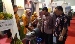 Bersma Bupati, Vivi Pamerkan Alat Pemarut Kelapa TKT Saat Acara TTG di Palu