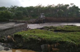 Hujan Deras di Lereng Semeru, Dam Kali Asem Jebol