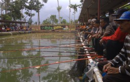 Hobi Mancing, Layak Coba Kolam BMW Fishing Pond Hadiahnya Jutaan Rupiah