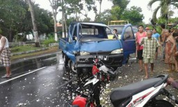 Mobil Pick Up Rusak Setir, Oleng dan Hantam Sepeda Motor di Tekung