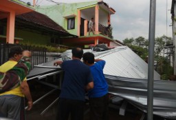 Angin Kencang, Atap Rumah Warga Perumahan Tukum Porak Poranda