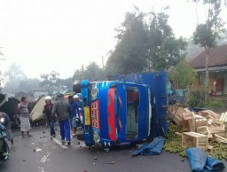 Truck Pasir vs Truck Jeruk di Kedungjajang, Lima Korban Luka-luka