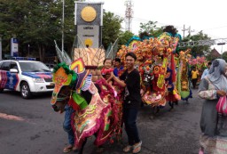 Meriah, Puluhan Ribu Warga Memadati Sepanjang Jalan Festival Kuda Kencak