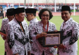 Peduli Pendidikan, Bupati Lumajang Terima PGRI Award