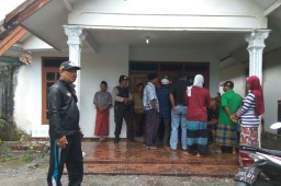 Warga Yosowilangun Geger, Satu Keluarga Ditemukan Bersimbah Darah