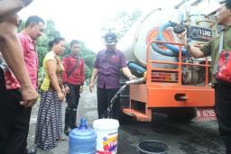 Bupati As'at Beri Sembako dan Air Bersih Korban Banjir Sidorejo