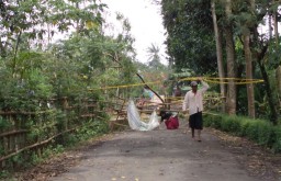 Jembatan Desa Kalidilem Ambrol, Warga Harus Memutar Jauh