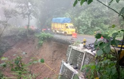 Bisa Putus Jalur Lumajang-Malang, Longsor KM 56 Piket Nol Semakin Menghawatirkan