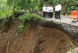 Ditemani Kadis PU, Plt Bupati Pantau Kondisi Longsor KM 56 Piket Nol