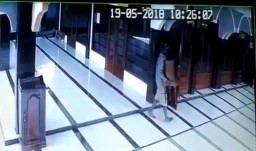 Maling Kotak Amal Masjid Al-Ikhlas Terekam CCTV