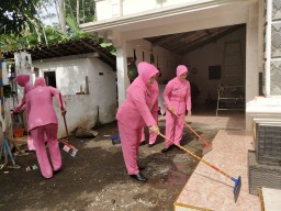 Ibu Bhayangkari Polres Lumajang Bersih-Bersih Rumah Korban Banjir