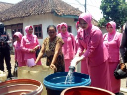 Ibu Yani Arsal Sahban Berikan Bantuan Air Bersih ke Kedawung