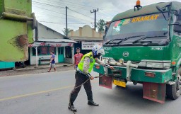 Urai Macet, Aipda Guntoro Bantu Sopir Truk Mogok di Ranuyoso Lumajang