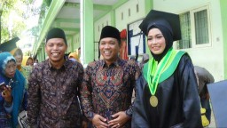 Istri Ketua DPC PKB Lumajang Diwisuda di IAI Syarifuddin