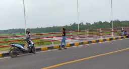 Jembatan JLS Masih Jadi Favorit Ngabuburit Muda-mudi Lumajang