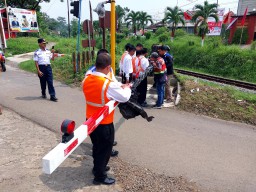 JPL Kereta Api Tambak Boyo Klakah Lumajang Dipasang Palang Pintu