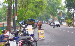 Jalan Ahmad Yani Lumajang Jadi Pasar Dadakan Takjil dan Menu Berbuka