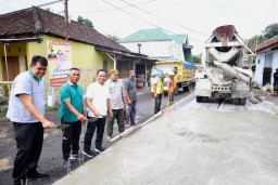 Jalan Desa Condro Lumajang Dicor Setebal 30 cm Agar Kuat Tahan Beban