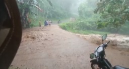 Jalan Curah Lengkong Lumajang Banjir Akibat Hujan Deras