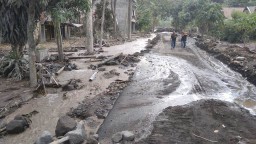 Aliran Lahar Semeru Cari Alur Baru di Jalan Kamarkajang Lumajang