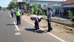 Pemotor Tewas Usai Tabrak Truk di Jalan Raya Kedungjajang Lumajang