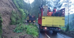 Awas..! Jalur Wisata B29 Lumajang Kembali Longsor