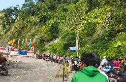 Ratusan Motor Antri Lintasi Jembatan Gantung Gladak Perak Lumajang