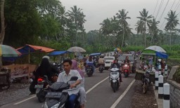 Jembatan Baru Gesang - Sememu Ramai Dikunjungi Warga dan Jualan