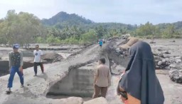 Jembatan Limpas Jugosari Lumajang Putus Diterjang Banjir Semeru