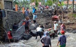 Warga Gotong Royong Bronjong Jembatan Bondeli Utara Lumajang