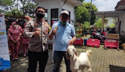 Wartawan KompasTV Lumajang Dapat Undian Kambing Vaksin Kapolda Jatim