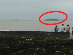 Kapal Tongkang Angkut Batu Bara Terdampar di Pantai Tempursari Lumajang