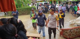 Kapolres Lumajang Ajak BADAK, Saka Bhayangkara dan Komunitas ke Lokasi Banjir