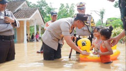 Ada Anak Kecil Mandi Air Banjir, Kapolres Khawatir Mereka Terserang Penyakit