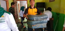 Kapolres Lumajang Pimpin Kerja Bakti Bersih-Bersih Rumah Korban Banjir