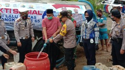 Kapolres Lumajang AKBP Deddy Salurkan Bantuan Air Bersih di Padang