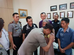 Kapolres Lumajang Serahkan Bayi Tumpeng Ke Ibu Kandungnya