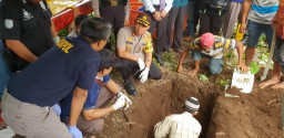 Tim DIV Polda Jatim Bongkar Makam Pemuda Pasirian Diduga Meninggal Tak Wajar