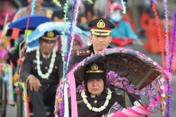 AKBP Arsal Sahban Kayuh Becak Lepas Belasan Anggota Polri Lumajang Purna Tugas