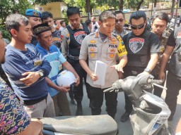 Tim Cobra Kembalikan Motor Hasil Aksi Begal Cantik Asal Jember ke Ortu Korban