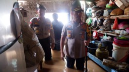 Kapolres Lumajang Kunjungi dan Sapa Korban Banjir Rowokangkung