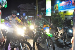 Kapolres Lumajang Pantau Pergantian Tahun Baru Gunakan Sepeda Motor