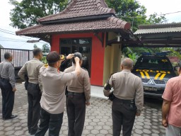 Kapolres Lumajang Rapikan Rambut Anggotanya Sendiri Pakai Gunting