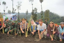 Kapolres Lumajang Ikut Tanam Rumput Vetiver di Ranu Pani