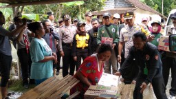 Kapolres Lumajang Tinjau Lokasi Banjir dan Pantau Pendistribusian Bantuan