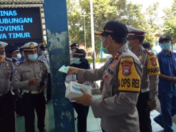 Polres Lumajang Bagikan Masker ke Wartawan Demi Jaga Kesehatan