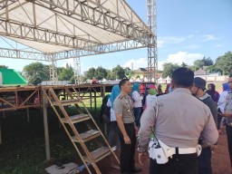 Kapolres Lumajang Cek Persiapan Kampanye Capres/Cawapres 02 di Stadion Semeru