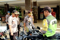 Siap Operasi Besar..! Kapolres Lumajang Cek Kendaraan Dinas Personil