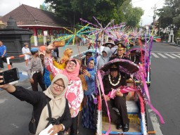 Kayuh Becak antar Anggota Polri Purna Tugas, Arsal Sahban Jadi Buruan Foto Warga Lumajang